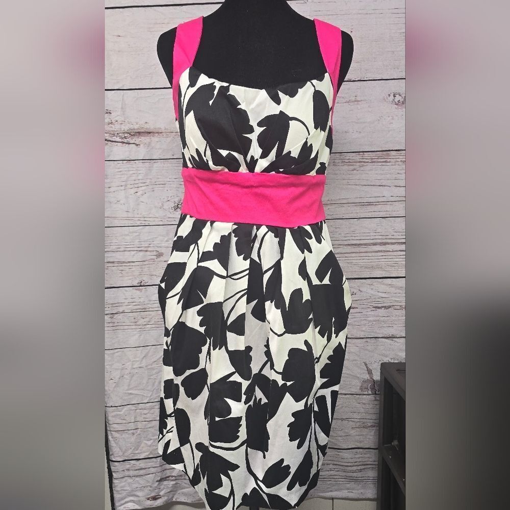B smart sleeveless dress for women.